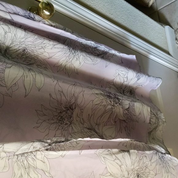 Vince Camuto overlay... - Picture 3 of 10